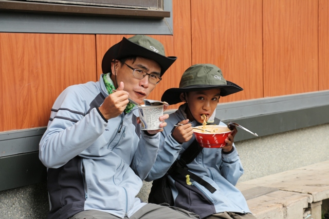 18.來張吃泡麵合照.JPG