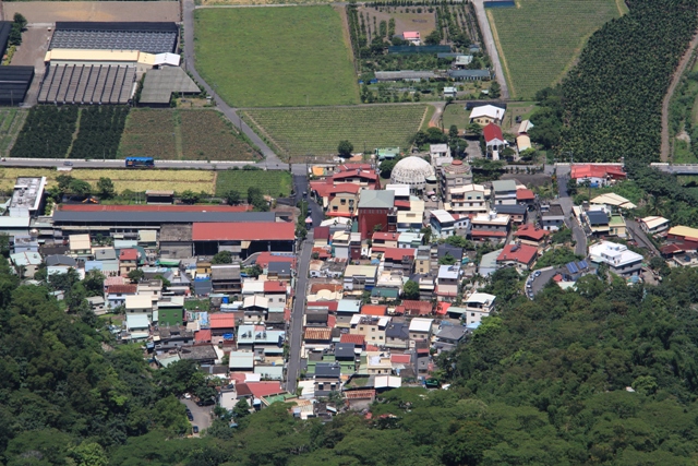 山腳下的佳義村.JPG